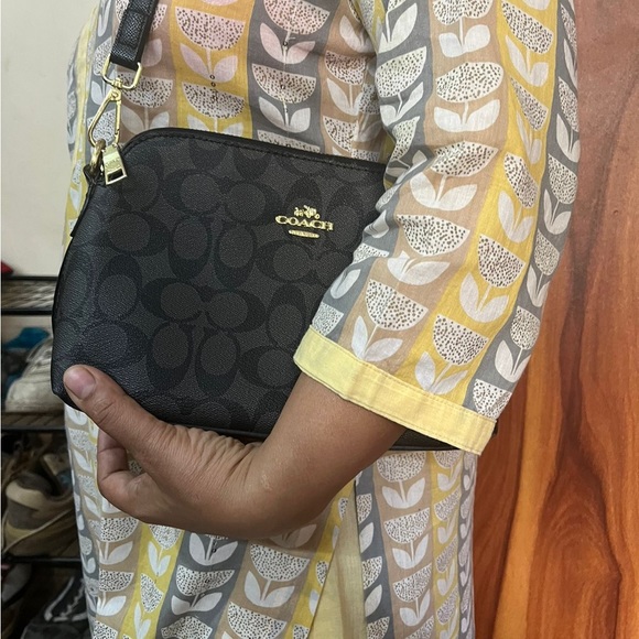 Black Coach Women Handbag - Picture 8 of 9